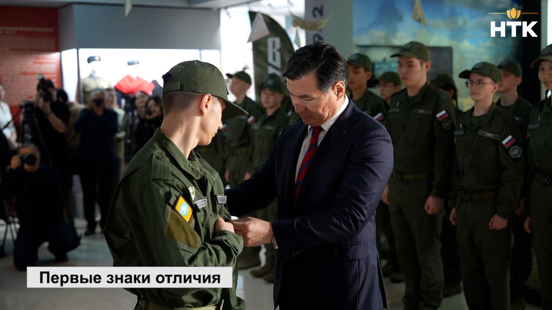 Глава Калмыкии вручил отличительные нагрудные знаки воспитанникам центра «Воин»