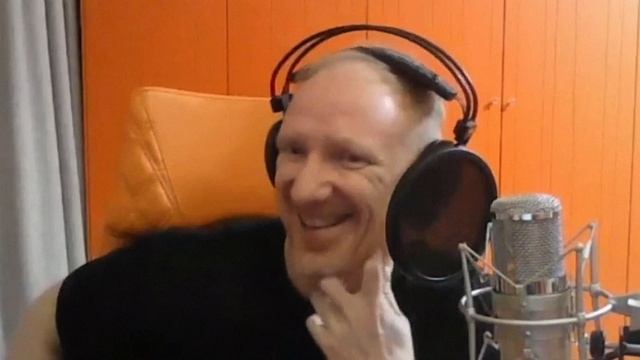Костя Грим из группы Братья Грим слушает 