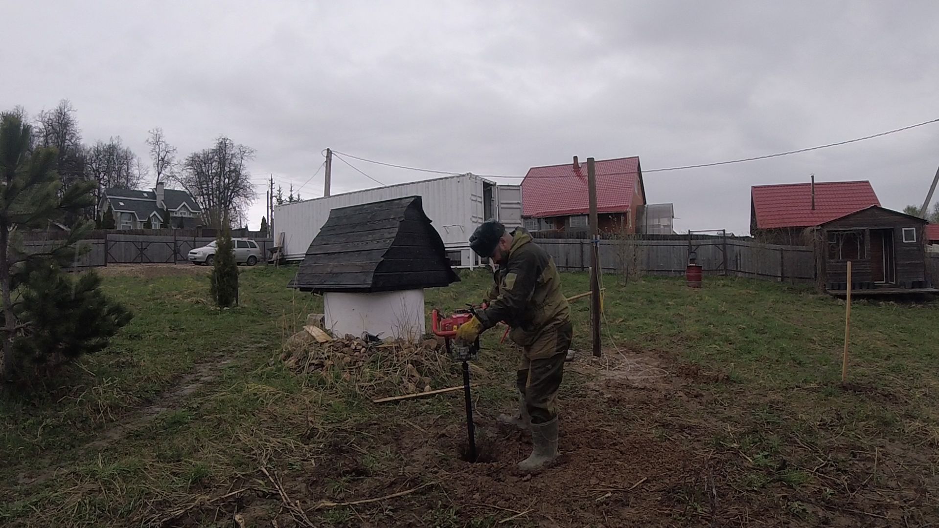 Деревня Соснино (установка столбов для перголы)