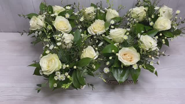 Мини-композиция из белых роз и хризантемы