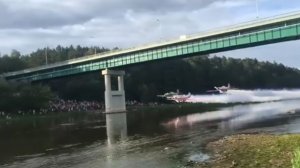Як-52. Пролёт тройкой под мостом: В.Чкалов х 3