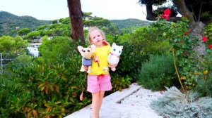 Настя строит домики своим новым друзьям