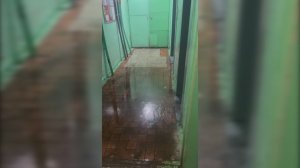 Вода хлестала в шахту лифта, подвал затопило полностью