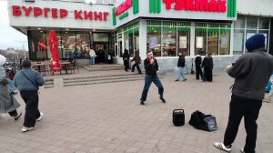 Уличный певец.