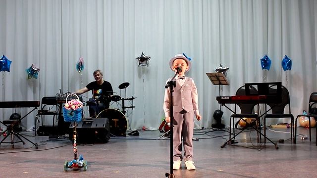 Песня Дарите женщинам цветы...