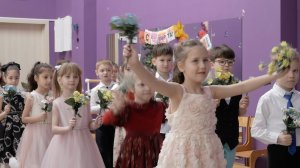 Танец с цветами на утреннике в честь 8 марта, мамы аплодируют стоя, съёмка видео в Москве