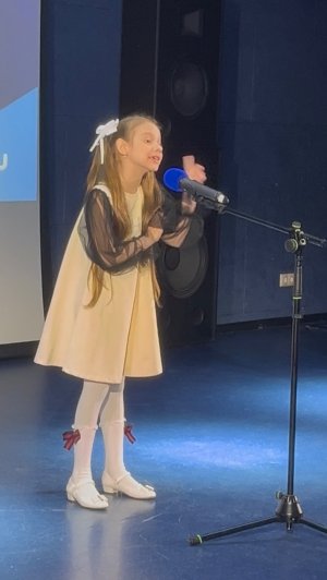 Стихотворение Агния Барто Болтунья.Читает Лена 7 лет.
