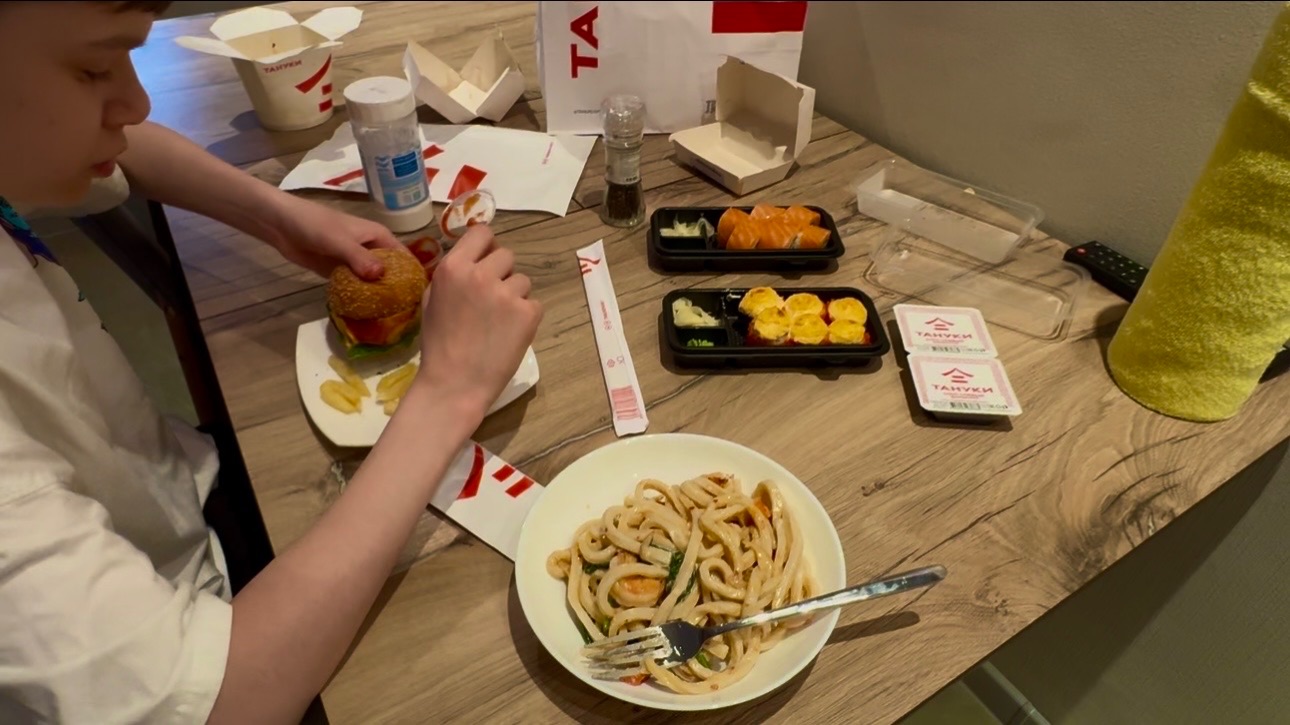 Мукбанг 🍔🍟Японский мини-бургер, 🥡🥢Эби Ям, 🍱роллы Калифорния Хот и Прайм