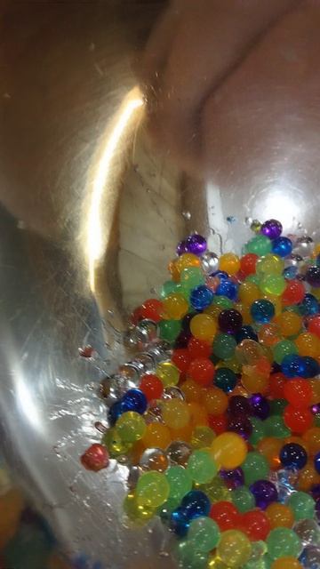 разрезаем шарик, в котором находятся  орбизы.