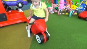 Настя играет в парке аттракционов [get.gt]