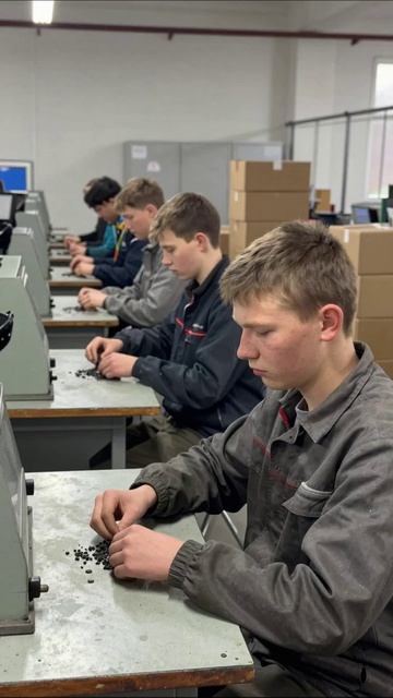 Потерянные мечты: жизнь в сером мире труда #работа #недовольство #будущее