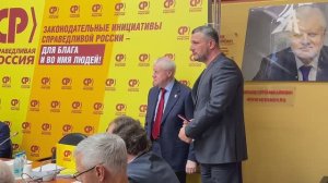 Начальник ГУ ФСК Виталий Щербин получил медаль из рук Сергея Миронова