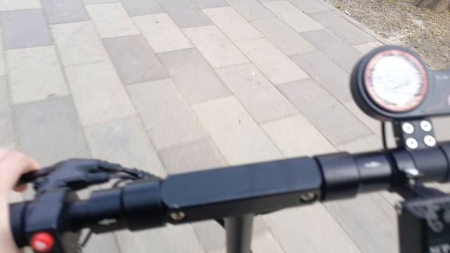стант на электро самокате в парке