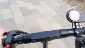 стант на электро самокате в парке