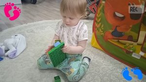 Ева и Ярослав играют  в веселые игры..