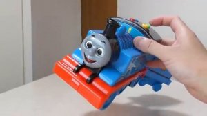 Для детей.  Паровозик Томас и его друзья! Играем паровозиками.