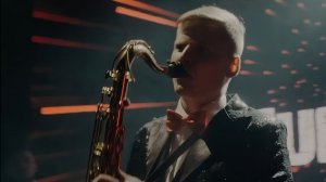 На саксофоне в сумерках играет песню он, под эту музыку...  Беспечный Шепот мы услышим, это точно