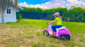 Настя и папа изучают диких животных в зоопарке [get.gt]