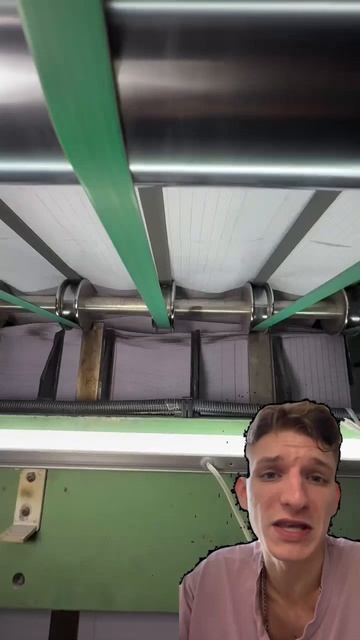 Вот так обычный рулон бумаги превращается в готовую тетрадь