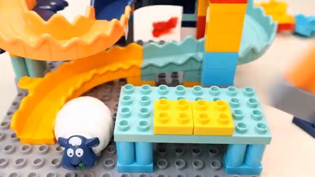 Залипательное видео с барашками для детей. Играем,с горкой, шариками. #дети #видеодлядетей