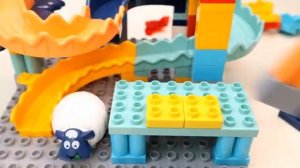 Залипательное видео с барашками для детей. Играем,с горкой, шариками. #дети #видеодлядетей