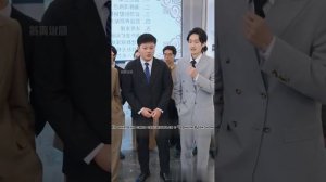 Парень вернувшись спустя 20 лет...