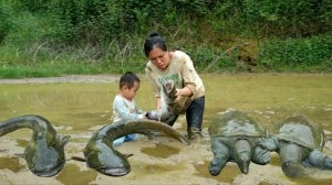 Девушка с ребёнком ловит рыбу и черепах, для продажи на рынке.