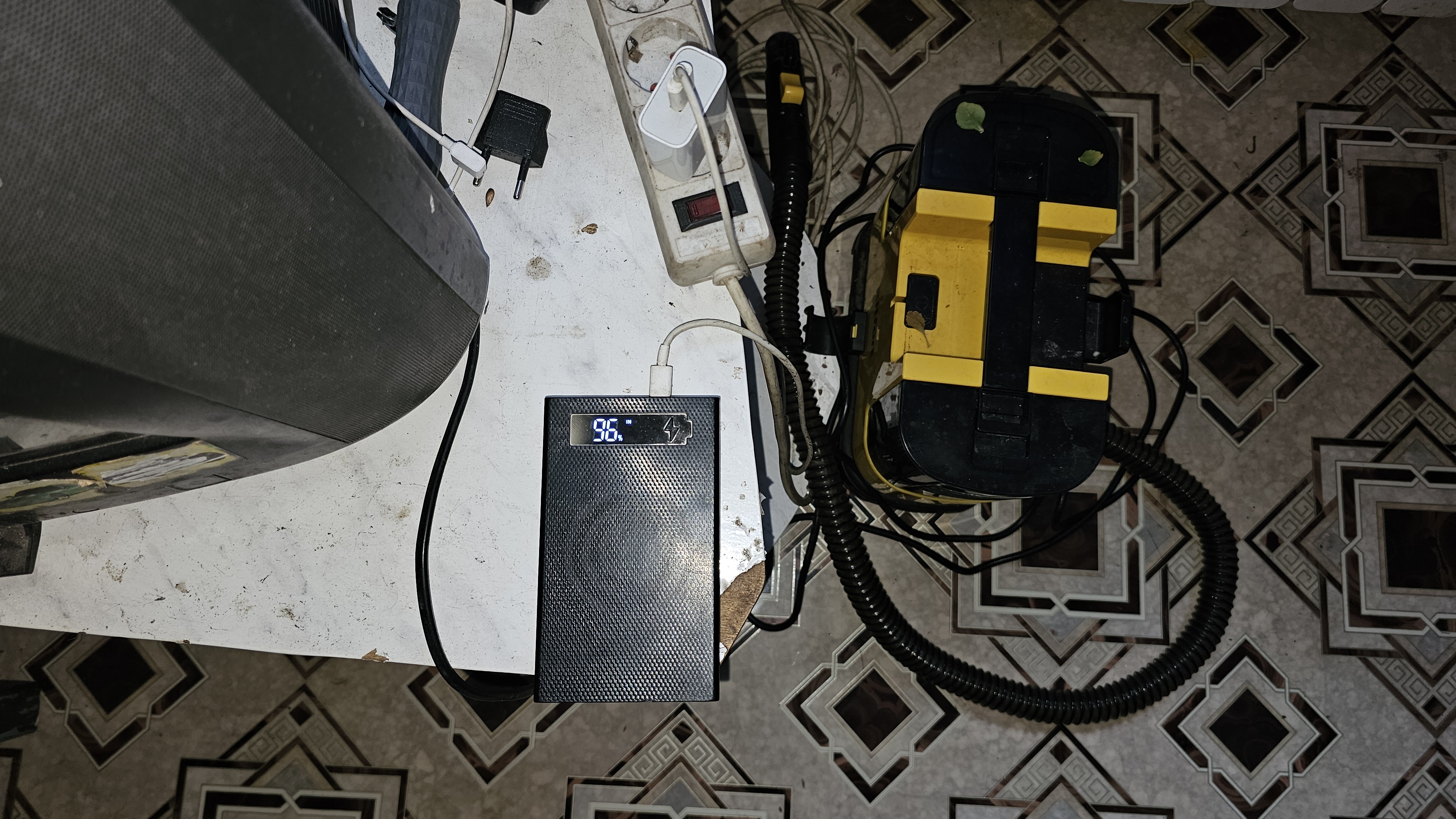 Я поставил повер банк на зарядку | Суходрищик