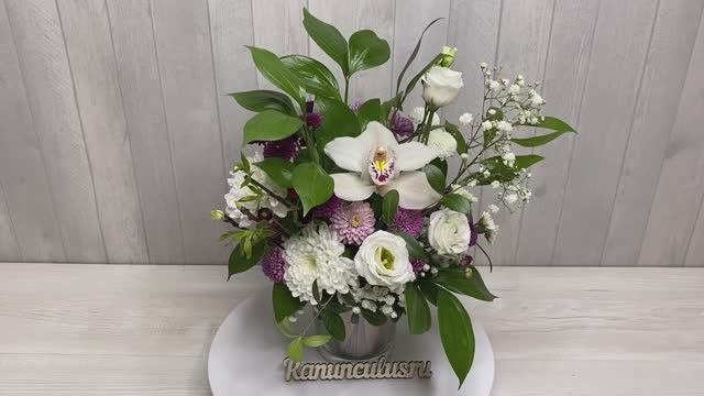 Композиция из орхидеи и эустомы в вазе