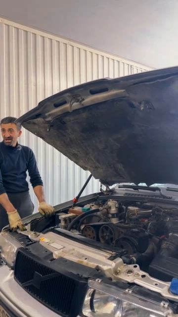 Эльчин готовит Вольво С90 на гонку с Адамом.