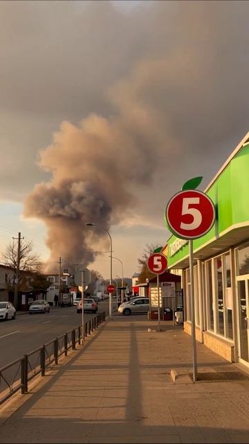 Город в огне: тучи дыма затмевают надежду #пожар #тревога #безысходность #город