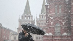 Снегом замело улицы и дворы, температура опустилась до 0 градусов. Настоящая зима вернулась в Москву