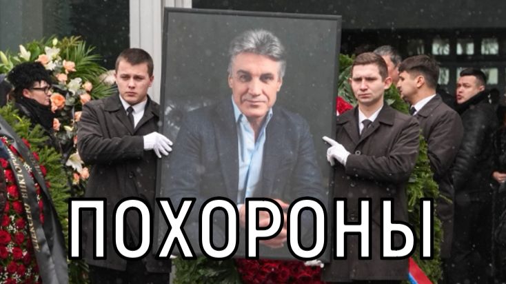 Погодина не сдержалась. Могила Алексея Пиманова утопает в цветах и венках.