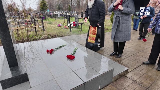 На городском кладбище возложили цветы к Памятному знаку ликвидаторам техногенных катастроф