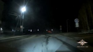 Водитель протащил по асфальту инспектора ДПС