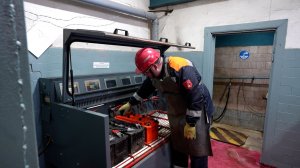 Аккумуляторщик автотракторного управления Михайловского ГОКа Иван Никишин