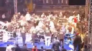 Россиянин нокаутировал турка и попал в эпицентр драки.

Боксер Сергей Горохов нокаутом победил Эмирх