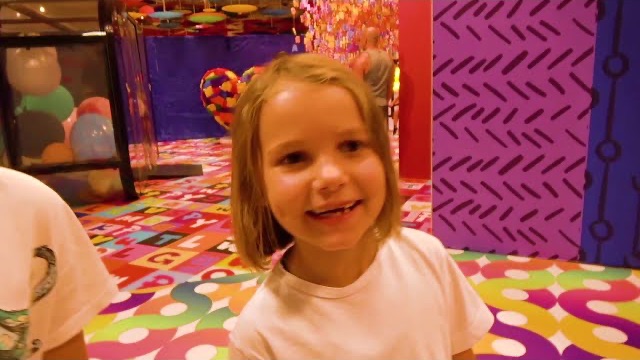 Катя и Макс играют в селфи музее