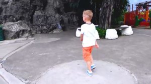 Влад и Никита вместе с мамой играют в парке развлечений