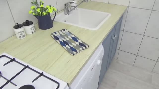Экономная КУХНЯ! 💚 Как сделать ЦЕЛЬНУЮ ПОВЕРХНОСТЬ  на СТАРЫЙ ГАРНИТУР врезать ПЛИТУ Раковину Ч