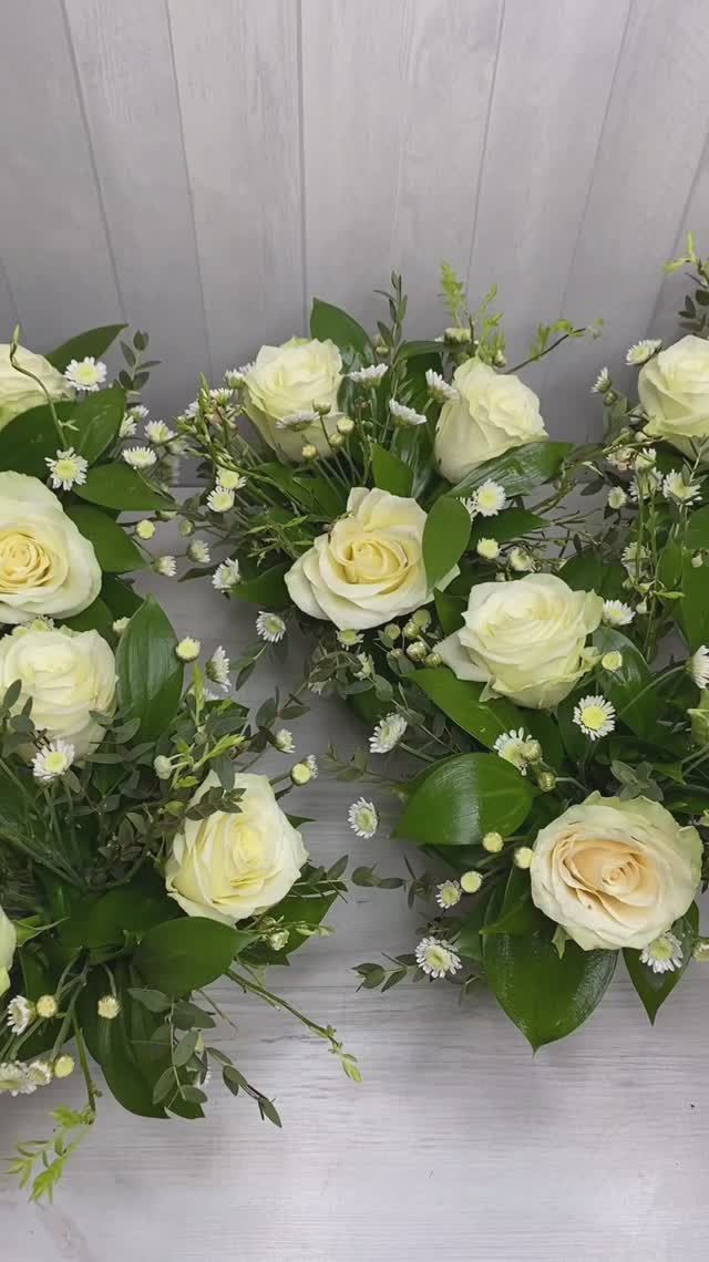 Мини-композиция из белых роз и хризантемы