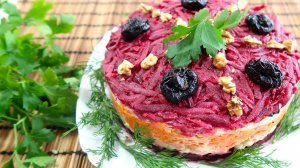 Слоеный салат «Чингисхан» с курицей, черносливом и орехами