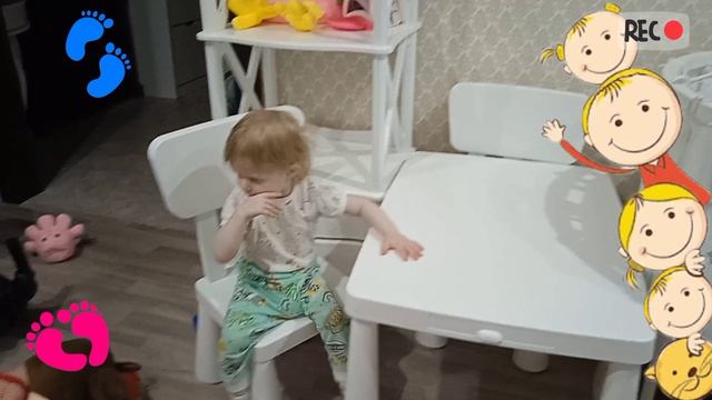 Когда Еве хочется играть с Ярушей и делят игрушки Ярушка не дает играть Ева снова идет к нему .