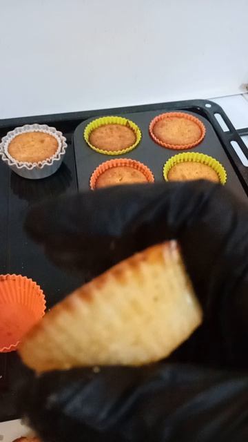 Проверяем домашние творожные кексы на готовность.