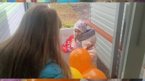 Старшие поздравляют Арину в саду.