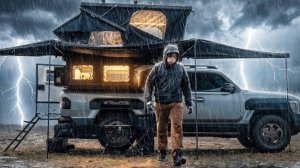 Кемпинг в сильный дождь на автокемпере в дикой природе.