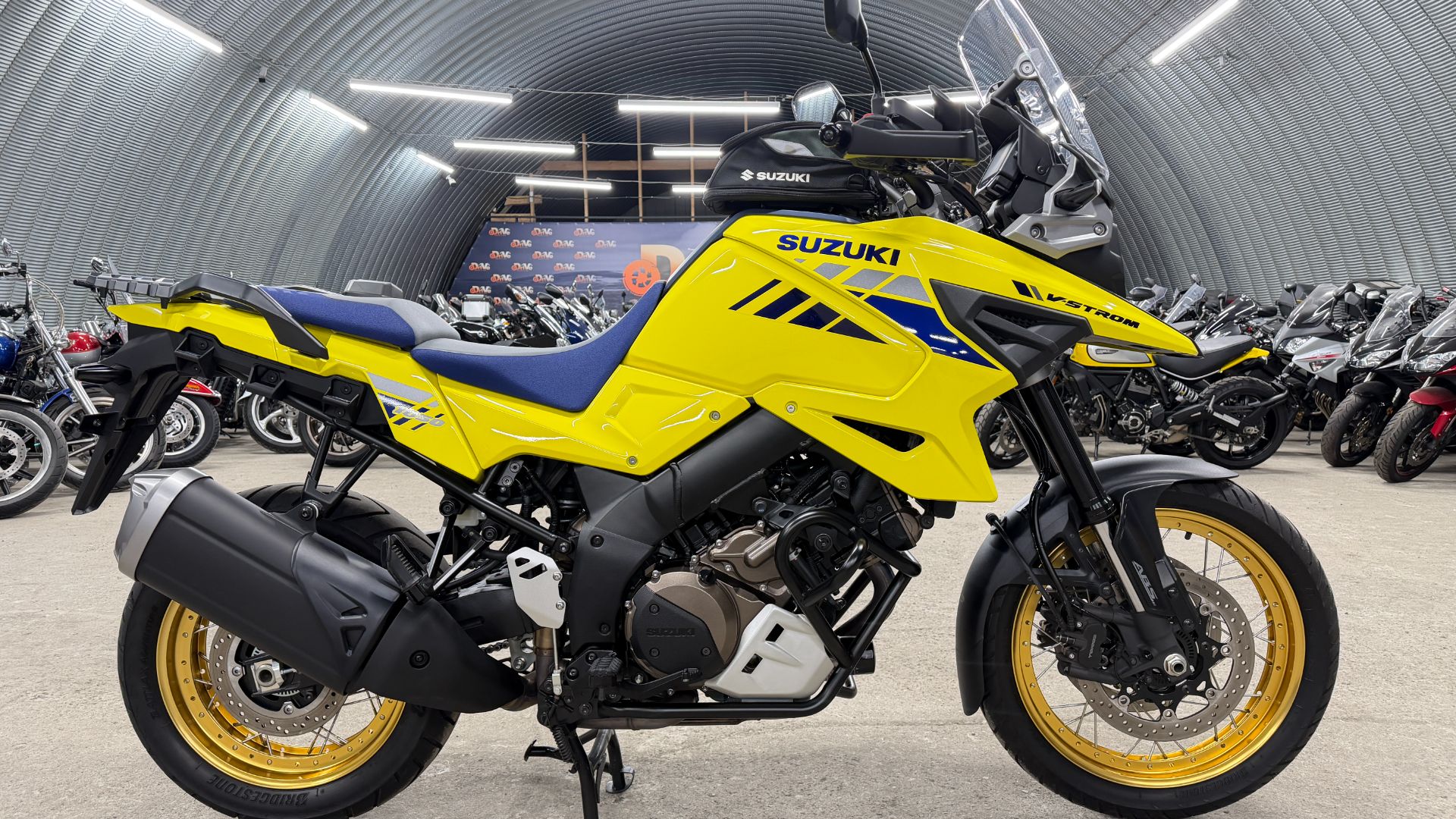 Обзор Suzuki V-Strom 1050 XT |В НАЛИЧИИ| смотреть онлайн