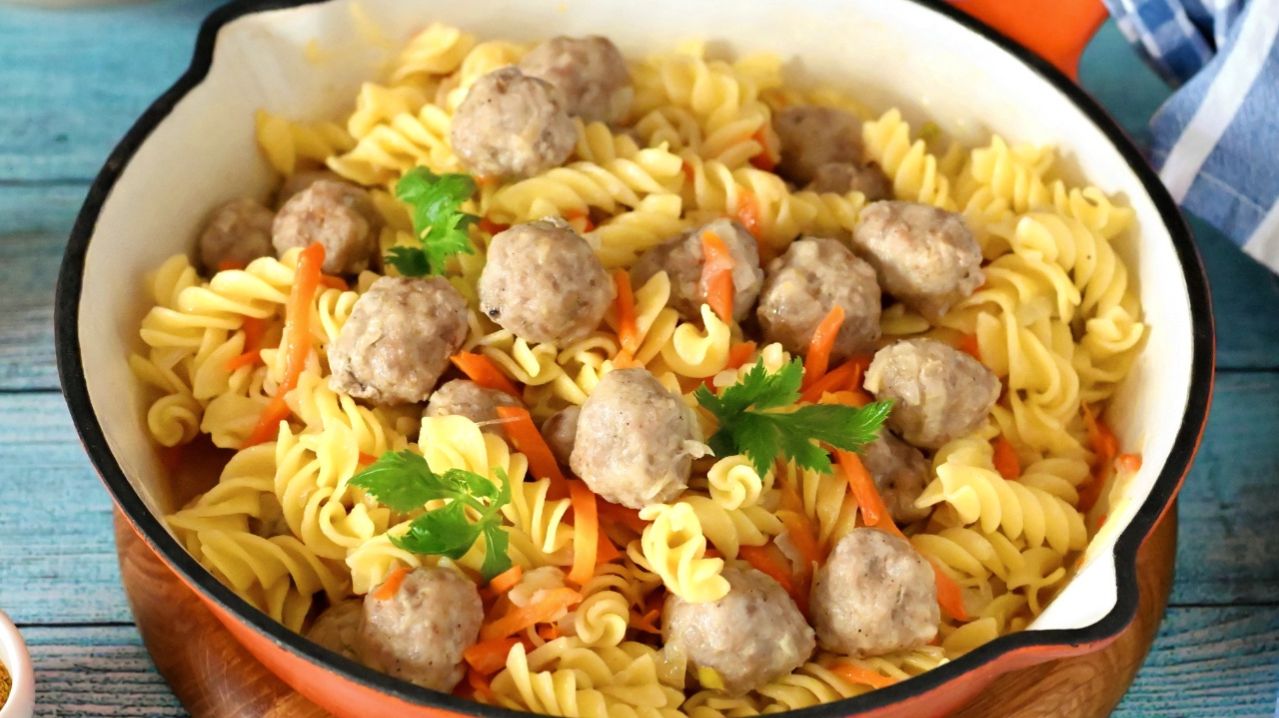 Фрикадельки с макаронами на сковороде / рецепт простого ужина без затей