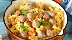 Фрикадельки с макаронами на сковороде / рецепт простого ужина без затей