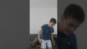 Я опять построил домик из больших подушек но у меня он начал разрушатся